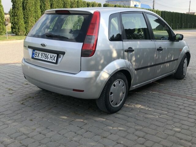 Серый Форд Фиеста, объемом двигателя 1.4 л и пробегом 174 тыс. км за 3500 $, фото 2 на Automoto.ua