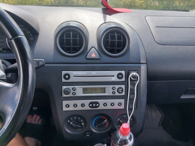 Серый Форд Фиеста, объемом двигателя 1.3 л и пробегом 303 тыс. км за 2800 $, фото 5 на Automoto.ua