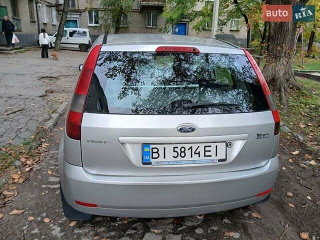 Серый Форд Фиеста, объемом двигателя 1.39 л и пробегом 180 тыс. км за 3000 $, фото 5 на Automoto.ua
