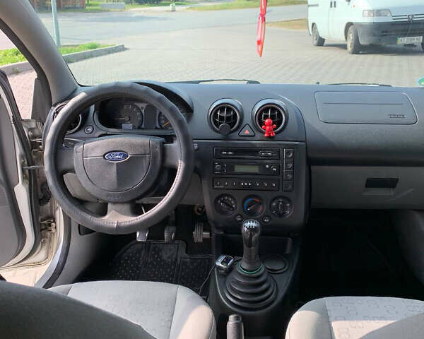 Серый Форд Фиеста, объемом двигателя 1.25 л и пробегом 290 тыс. км за 3600 $, фото 6 на Automoto.ua