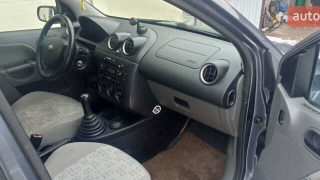 Серый Форд Фиеста, объемом двигателя 1.4 л и пробегом 159 тыс. км за 3500 $, фото 7 на Automoto.ua