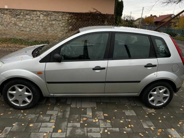 Серый Форд Фиеста, объемом двигателя 1.3 л и пробегом 187 тыс. км за 3400 $, фото 2 на Automoto.ua