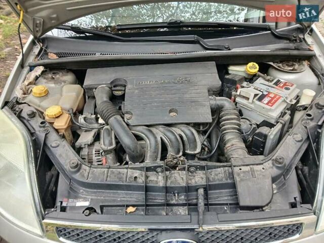 Серый Форд Фиеста, объемом двигателя 1.39 л и пробегом 180 тыс. км за 3000 $, фото 1 на Automoto.ua