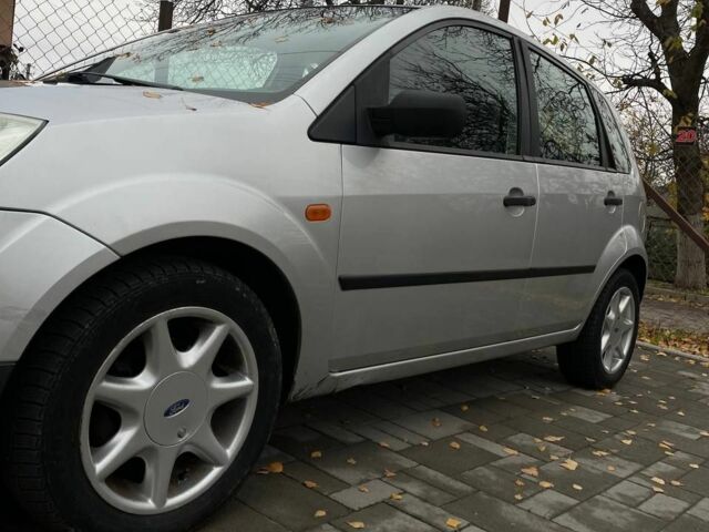 Серый Форд Фиеста, объемом двигателя 1.3 л и пробегом 187 тыс. км за 3400 $, фото 6 на Automoto.ua