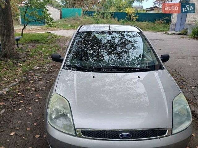 Серый Форд Фиеста, объемом двигателя 1.39 л и пробегом 180 тыс. км за 3000 $, фото 2 на Automoto.ua