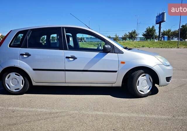 Серый Форд Фиеста, объемом двигателя 1.3 л и пробегом 205 тыс. км за 3500 $, фото 1 на Automoto.ua