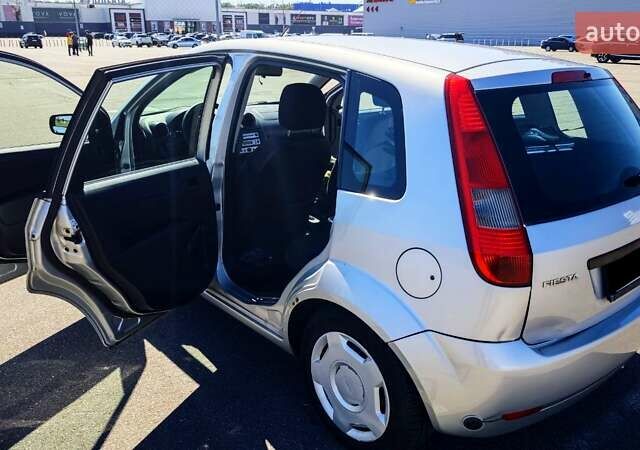 Серый Форд Фиеста, объемом двигателя 1.3 л и пробегом 205 тыс. км за 3500 $, фото 8 на Automoto.ua