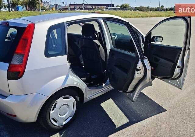 Серый Форд Фиеста, объемом двигателя 1.3 л и пробегом 205 тыс. км за 3500 $, фото 4 на Automoto.ua