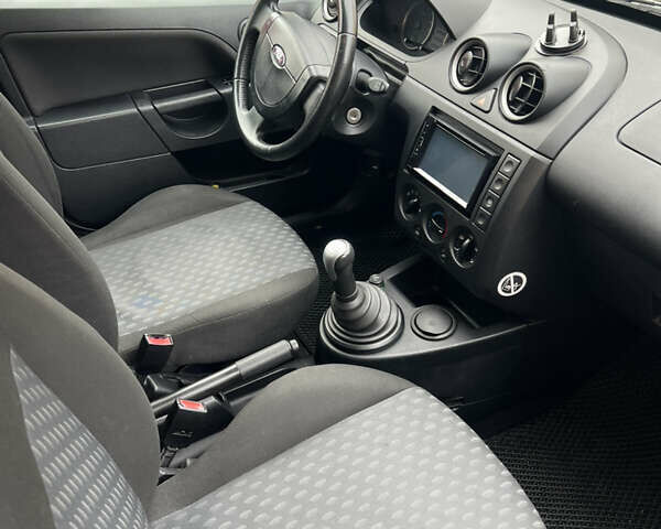 Сірий Форд Фієста, об'ємом двигуна 1.39 л та пробігом 245 тис. км за 3500 $, фото 7 на Automoto.ua