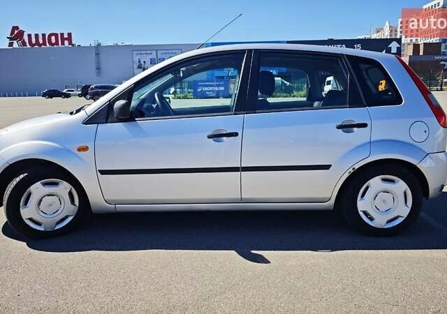 Серый Форд Фиеста, объемом двигателя 1.3 л и пробегом 205 тыс. км за 3500 $, фото 2 на Automoto.ua