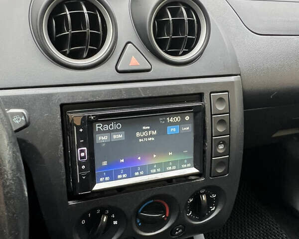 Сірий Форд Фієста, об'ємом двигуна 1.39 л та пробігом 245 тис. км за 3500 $, фото 11 на Automoto.ua