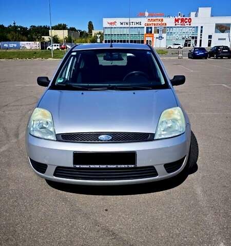 Серый Форд Фиеста, объемом двигателя 1.3 л и пробегом 205 тыс. км за 3500 $, фото 5 на Automoto.ua