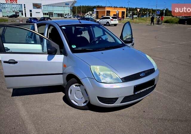 Серый Форд Фиеста, объемом двигателя 1.3 л и пробегом 205 тыс. км за 3500 $, фото 3 на Automoto.ua