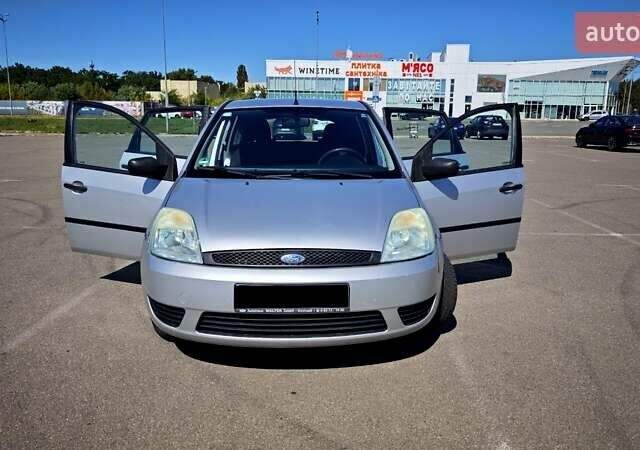 Серый Форд Фиеста, объемом двигателя 1.3 л и пробегом 205 тыс. км за 3500 $, фото 6 на Automoto.ua