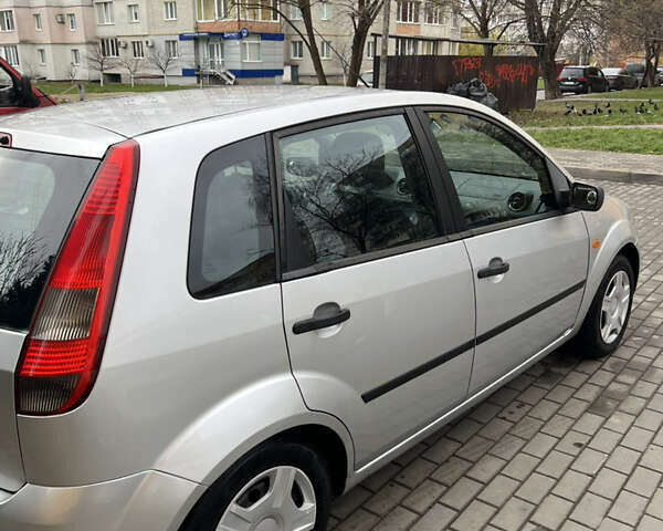 Сірий Форд Фієста, об'ємом двигуна 1.39 л та пробігом 245 тис. км за 3500 $, фото 3 на Automoto.ua
