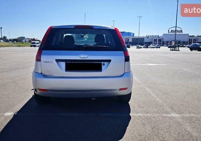 Серый Форд Фиеста, объемом двигателя 1.3 л и пробегом 205 тыс. км за 3500 $, фото 7 на Automoto.ua