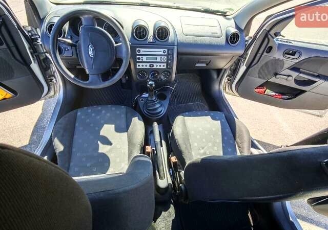 Серый Форд Фиеста, объемом двигателя 1.3 л и пробегом 205 тыс. км за 3500 $, фото 11 на Automoto.ua