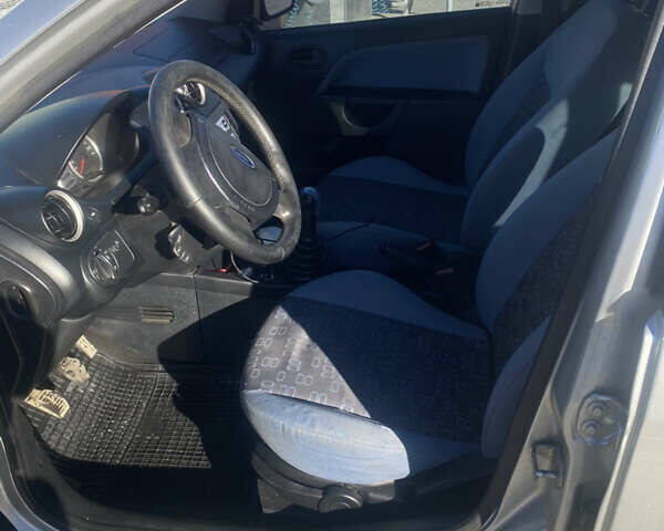 Серый Форд Фиеста, объемом двигателя 1.4 л и пробегом 250 тыс. км за 2800 $, фото 1 на Automoto.ua