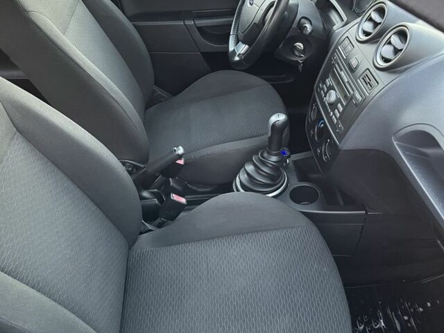 Сірий Форд Фієста, об'ємом двигуна 1.4 л та пробігом 182 тис. км за 4200 $, фото 7 на Automoto.ua