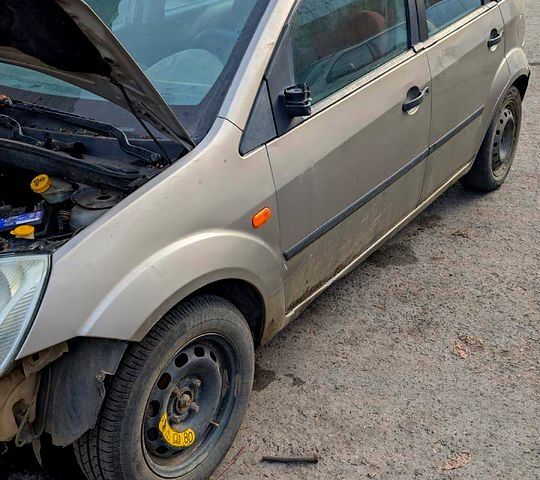 Серый Форд Фиеста, объемом двигателя 1.4 л и пробегом 254 тыс. км за 999 $, фото 3 на Automoto.ua