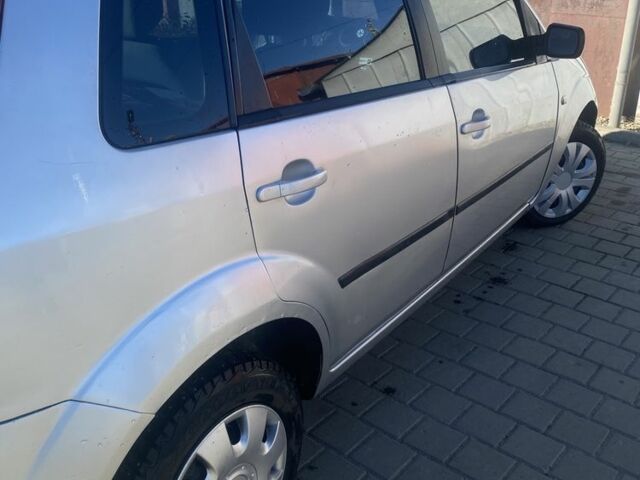 Серый Форд Фиеста, объемом двигателя 1.4 л и пробегом 250 тыс. км за 2800 $, фото 2 на Automoto.ua