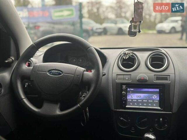 Серый Форд Фиеста, объемом двигателя 1.4 л и пробегом 298 тыс. км за 3850 $, фото 12 на Automoto.ua