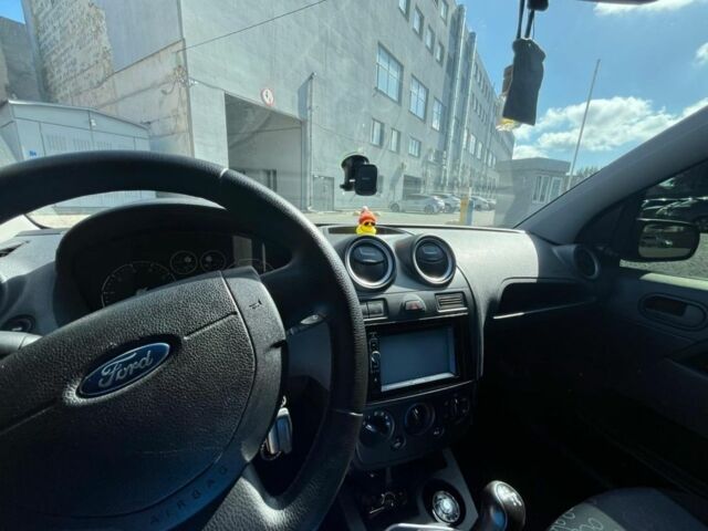 Серый Форд Фиеста, объемом двигателя 1.4 л и пробегом 298 тыс. км за 3800 $, фото 4 на Automoto.ua