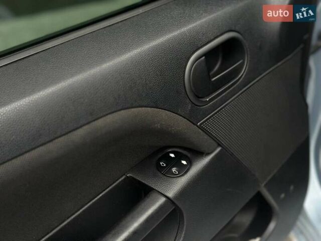 Серый Форд Фиеста, объемом двигателя 1.4 л и пробегом 298 тыс. км за 3850 $, фото 8 на Automoto.ua