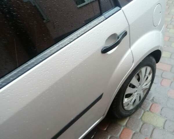 Сірий Форд Фієста, об'ємом двигуна 1.4 л та пробігом 200 тис. км за 4450 $, фото 16 на Automoto.ua