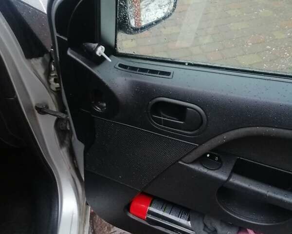 Сірий Форд Фієста, об'ємом двигуна 1.4 л та пробігом 200 тис. км за 4450 $, фото 13 на Automoto.ua