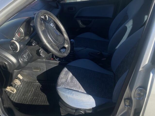 Серый Форд Фиеста, объемом двигателя 1.4 л и пробегом 250 тыс. км за 2800 $, фото 5 на Automoto.ua