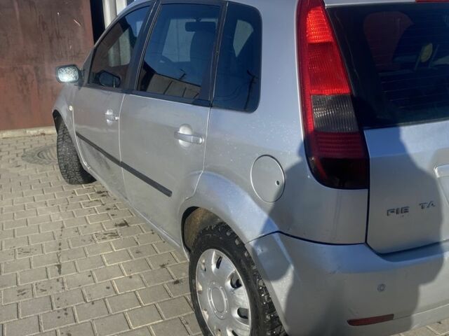 Серый Форд Фиеста, объемом двигателя 1.4 л и пробегом 250 тыс. км за 2800 $, фото 4 на Automoto.ua