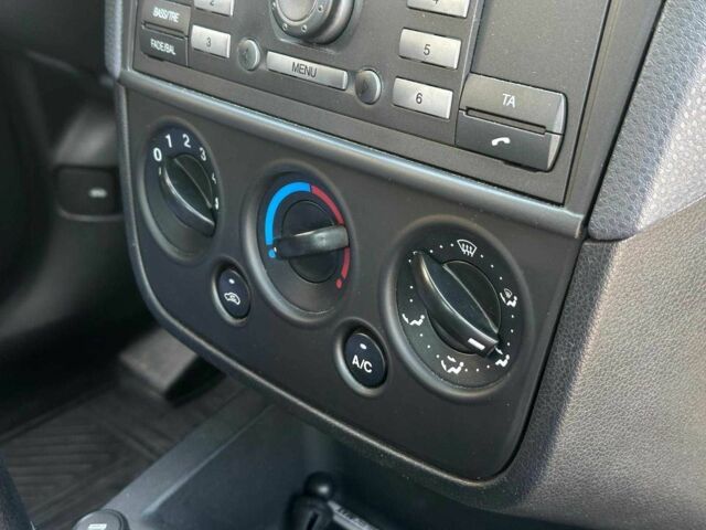 Сірий Форд Фієста, об'ємом двигуна 1.4 л та пробігом 214 тис. км за 3890 $, фото 21 на Automoto.ua