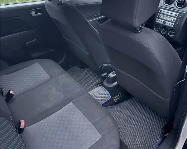 Серый Форд Фиеста, объемом двигателя 0 л и пробегом 190 тыс. км за 3700 $, фото 14 на Automoto.ua