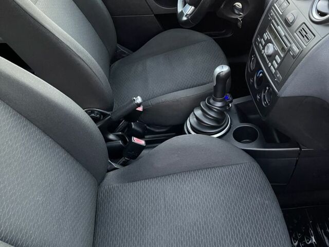 Сірий Форд Фієста, об'ємом двигуна 1.4 л та пробігом 182 тис. км за 4200 $, фото 12 на Automoto.ua