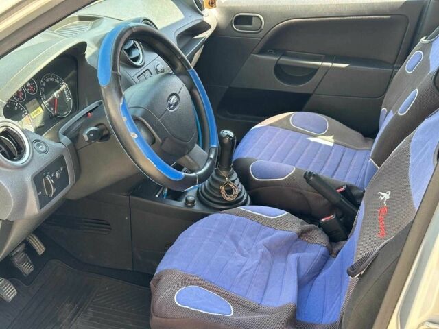 Сірий Форд Фієста, об'ємом двигуна 1.4 л та пробігом 214 тис. км за 3890 $, фото 8 на Automoto.ua