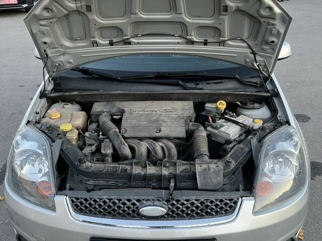 Сірий Форд Фієста, об'ємом двигуна 1.4 л та пробігом 182 тис. км за 4200 $, фото 23 на Automoto.ua