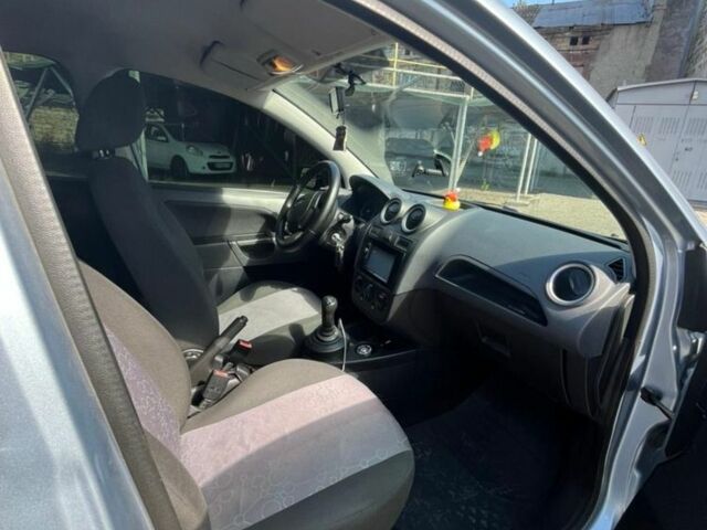 Серый Форд Фиеста, объемом двигателя 1.4 л и пробегом 298 тыс. км за 3800 $, фото 2 на Automoto.ua