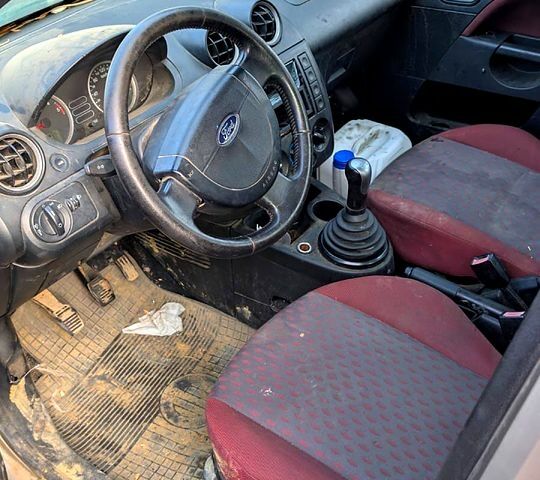 Серый Форд Фиеста, объемом двигателя 1.4 л и пробегом 254 тыс. км за 999 $, фото 9 на Automoto.ua