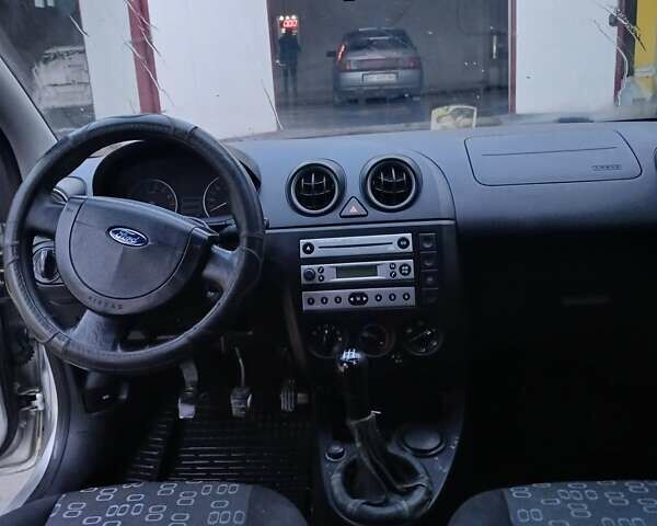 Сірий Форд Фієста, об'ємом двигуна 1.3 л та пробігом 269 тис. км за 2500 $, фото 8 на Automoto.ua