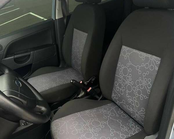 Серый Форд Фиеста, объемом двигателя 1.4 л и пробегом 298 тыс. км за 3850 $, фото 14 на Automoto.ua