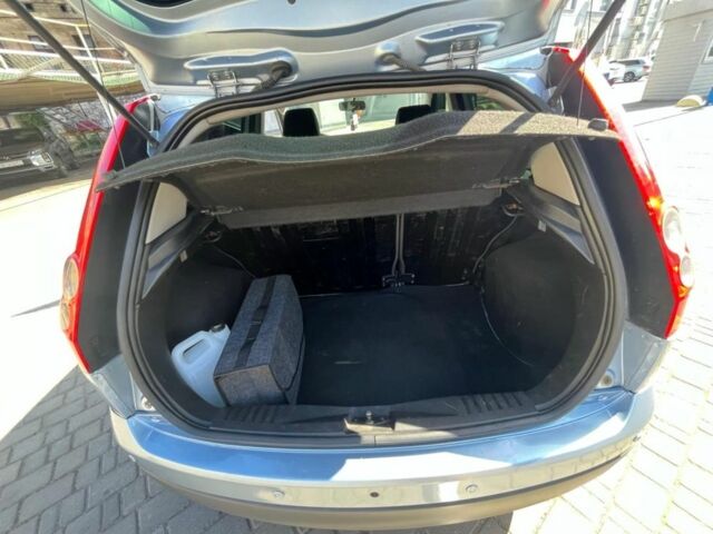 Серый Форд Фиеста, объемом двигателя 1.4 л и пробегом 298 тыс. км за 3800 $, фото 5 на Automoto.ua