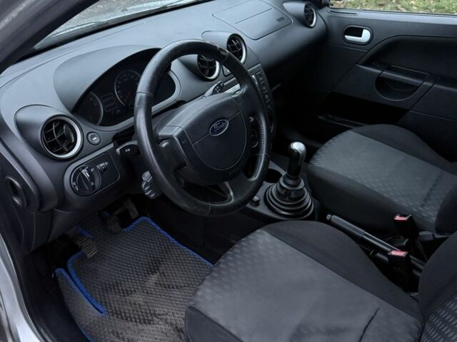 Серый Форд Фиеста, объемом двигателя 1.4 л и пробегом 190 тыс. км за 3700 $, фото 12 на Automoto.ua