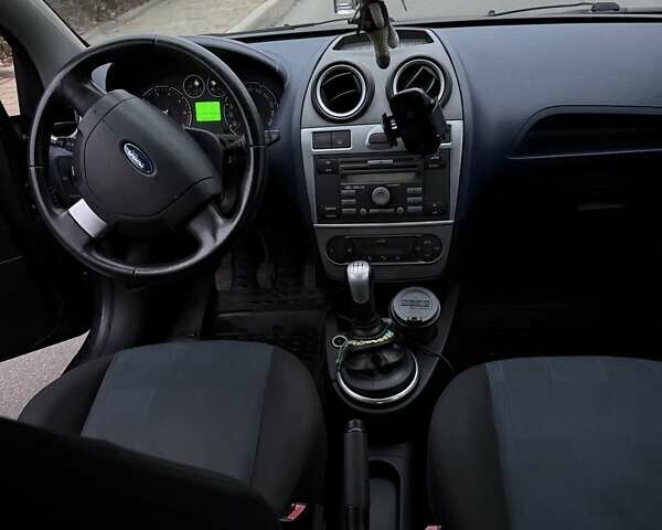 Сірий Форд Фієста, об'ємом двигуна 1.3 л та пробігом 185 тис. км за 4500 $, фото 4 на Automoto.ua