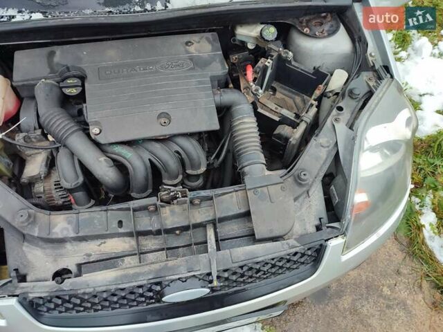 Серый Форд Фиеста, объемом двигателя 1.3 л и пробегом 130 тыс. км за 3900 $, фото 4 на Automoto.ua