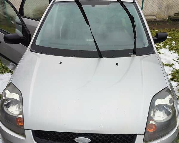 Серый Форд Фиеста, объемом двигателя 1.3 л и пробегом 130 тыс. км за 3900 $, фото 18 на Automoto.ua