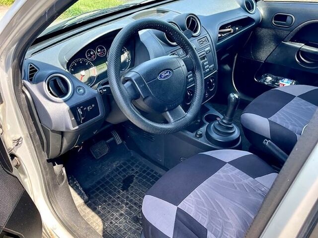 Серый Форд Фиеста, объемом двигателя 1.4 л и пробегом 283 тыс. км за 3999 $, фото 7 на Automoto.ua