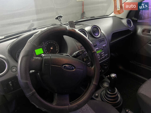 Серый Форд Фиеста, объемом двигателя 1.24 л и пробегом 350 тыс. км за 2999 $, фото 7 на Automoto.ua