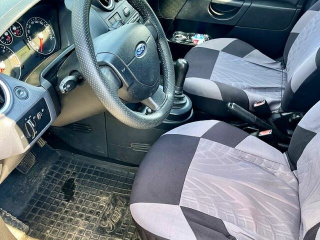 Серый Форд Фиеста, объемом двигателя 1.4 л и пробегом 283 тыс. км за 3999 $, фото 8 на Automoto.ua