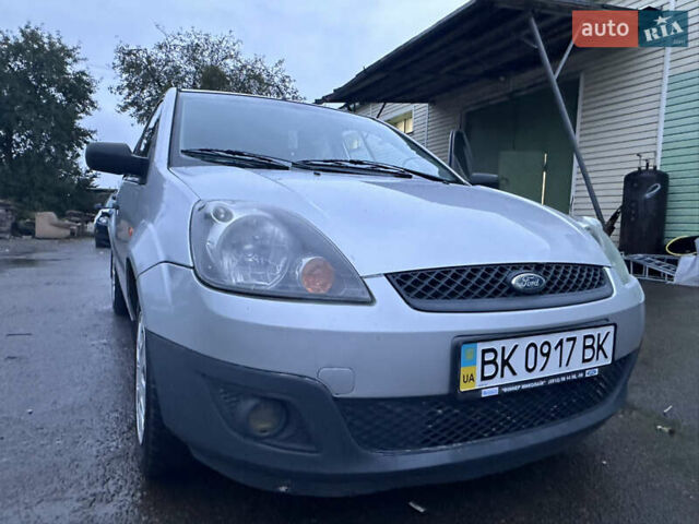 Сірий Форд Фієста, об'ємом двигуна 1.4 л та пробігом 166 тис. км за 3500 $, фото 5 на Automoto.ua